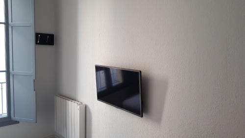 a flat screen tv hanging on a wall at Studio Nîmes Centre in Nîmes