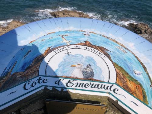 a sign that says cafe a morondale and the ocean at Studio centre Dinard in Dinard