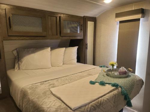 En eller flere senge i et værelse på Grand Canyon RV Glamping