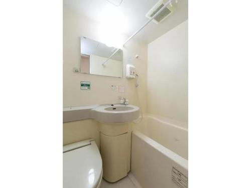 een badkamer met een toilet, een wastafel en een bad bij R&B Hotel Nagoya Nishiki - Vacation STAY 15165v in Nagoya