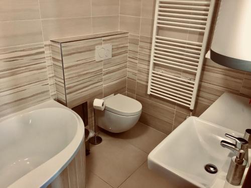 Koupelna v ubytování Horské apartmány Na Pastvinách