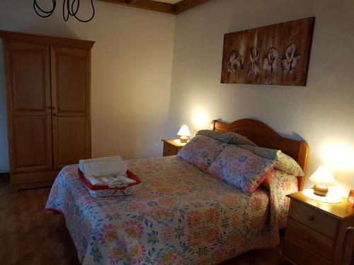 Un dormitorio con una cama y una bandeja. en Casa Cueva Paquito, en Vega de San Mateo