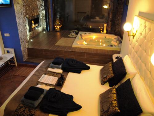 a large bathroom with a tub and a large room with black towels at Suite Rural Carenas in Carenas