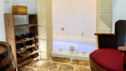 uma casa de banho com uma banheira e uma adega em WHITE STONE HOUSE 6&1, Emma Villas em Ostuni