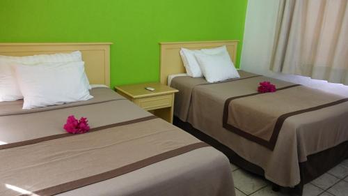 Een bed of bedden in een kamer bij Sunrock Hotel & Suites