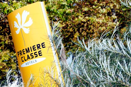 a yellow sign that reads perimeter glass weeds at Premiere Classe Lyon Ouest - Tassin in Tassin-la-Demi-Lune