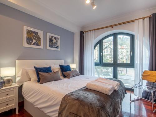 A bed or beds in a room at Recoleta Downtown Suite by Beauty Rentals