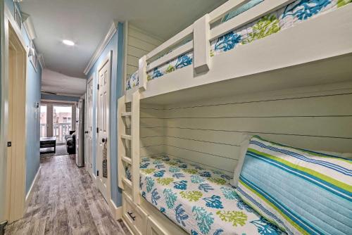 Poschodová posteľ alebo postele v izbe v ubytovaní Corpus Christi Escape Pool and Direct Beach Access!