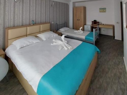 a bedroom with two beds with white towels on them at Armsea Mamaia Nord in Mamaia Sat/Năvodari