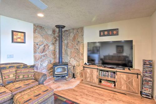 Televisyen dan/atau pusat hiburan di House with Private Deck on the Rock Creek Reservoir!