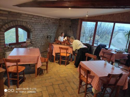 Ein Restaurant oder anderes Speiselokal in der Unterkunft Salaš Farma 47-Miris Dunja 
