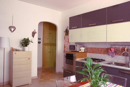 een keuken met een wastafel en een fornuis top oven bij Comfortable Studio Flat by The Navigli in Milaan