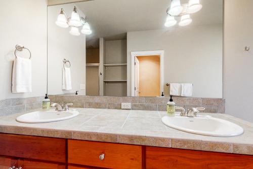 a bathroom with two sinks and a large mirror at Eagle Crest Modern Escape in Redmond