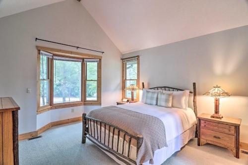 ein Schlafzimmer mit einem großen Bett und zwei Fenstern in der Unterkunft Sapphire Retreat with 2 Decks, Views and Resort Access in Sapphire
