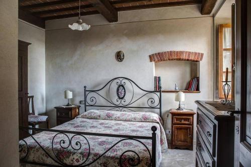 ein Schlafzimmer mit einem Bett, zwei Tischen und einem Fenster in der Unterkunft IL POZZO SUL COLLE in Rigomagno