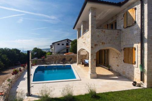 Bazén v ubytovaní Stone House Iva alebo v jeho blízkosti