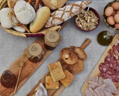 un tavolo apparecchiato con diversi tipi di pane e dolci di Casa Almara a Espejo