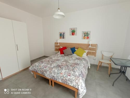 Un dormitorio con una cama con cabecero de madera. en AdagioStay, en Elmas