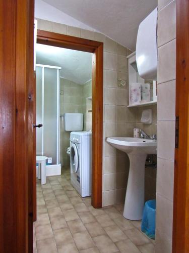 a bathroom with a washer and a sink and a washing machine at Casa Emanuela 1 in Baiardo