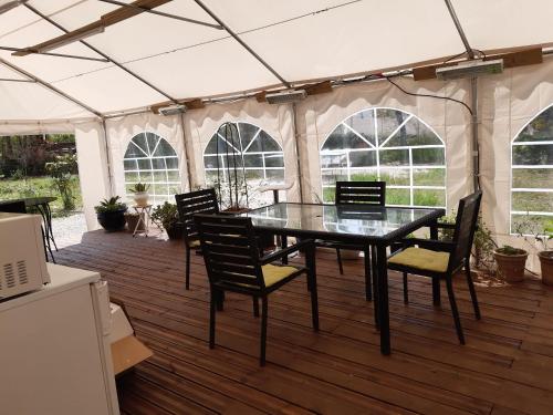 une table et des chaises noires dans une tente dans l'établissement Le bois bouquet, à Saint-Cézaire-sur-Siagne