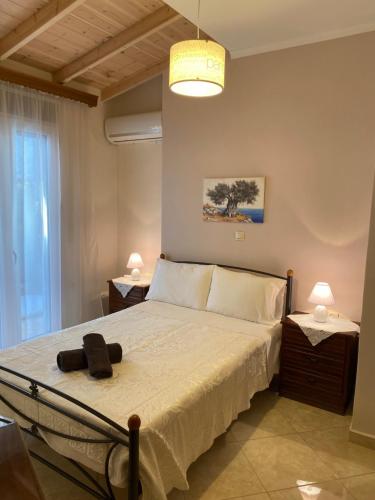 1 dormitorio con 1 cama, 2 mesas y 1 lámpara en Anastasia's House, en Vlikhón