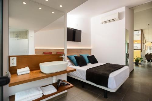 A television and/or entertainment centre at Apartamento ático enfrente del Museo Dalí