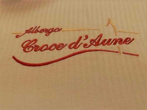 Un certificado, premio, letrero u otro documento en Albergo Croce d'Aune