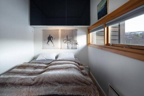 Habitación pequeña con cama y ventana en Beste beliggenhet på Geilo. en Geilo