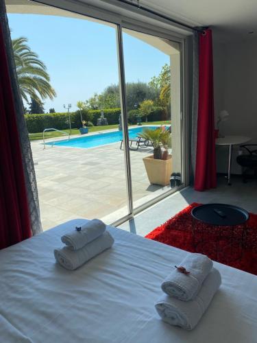 une chambre avec un lit et une vue sur une piscine dans l'établissement Diamond Villa 5 Star - NICE, à Nice