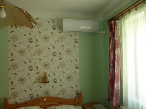 エゲルサロークにあるNapfény Apartman és Vendégházのギャラリーの写真