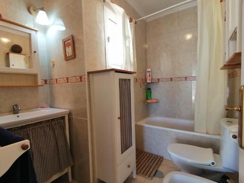 łazienka z umywalką, toaletą i wanną w obiekcie Casa Laurent w mieście Gran Alacant