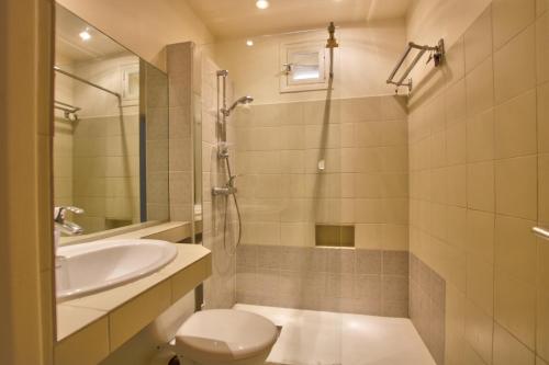 a bathroom with a toilet and a sink and a shower at Hoche Cannes Centre "Palais - Croisette - Beach" in Cannes