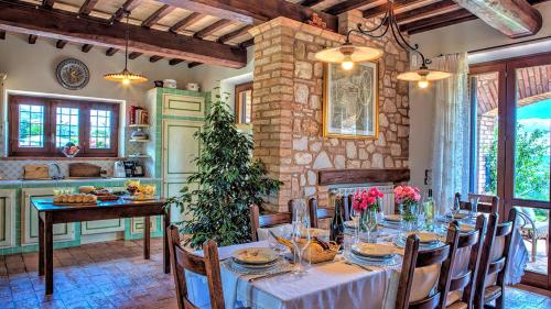 a dining room with a table and a kitchen at Villa Bella 8, Emma Villas in Massa Martana