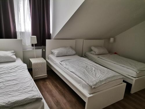 a room with two beds in a room with a window at Apartment BLN in Oststeinbek