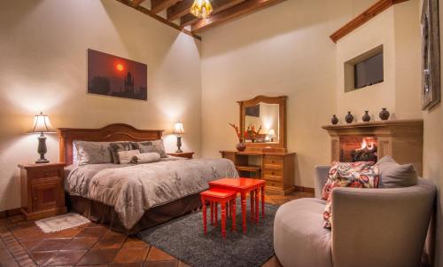 Tempat tidur dalam kamar di Hotel Casa del Naranjo