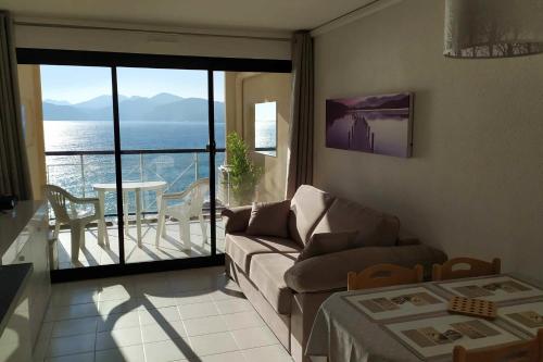 un salon avec un canapé et une vue sur l'océan dans l'établissement Nice Apartment With Sea View And Balcony, à Cannes