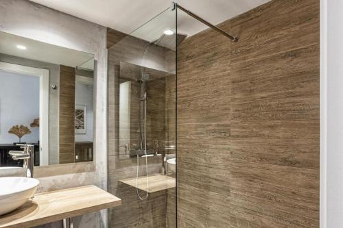 a bathroom with a glass shower and a sink at GLP Dreams Torre Alazan in Alicante