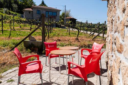 Partezins 2 في قلعة بايفا: مجموعة من الكراسي الحمراء وطاولة في الكرم