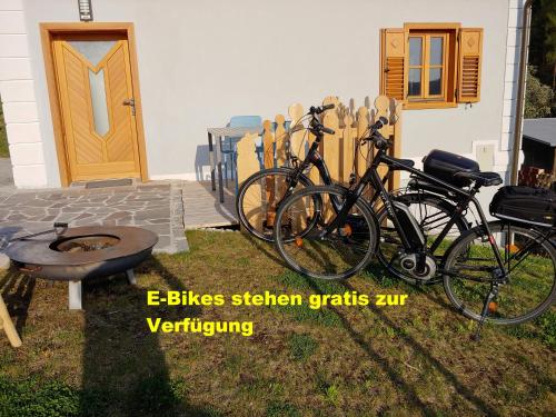 a group of bikes parked in front of a house at kleine Reblaus in Bad Waltersdorf