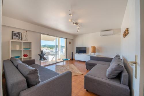 un salon avec deux canapés et une télévision dans l'établissement Apt With Pool 10 Min From The Beach, à Sainte-Maxime