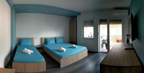 Säng eller sängar i ett rum på Ajkoski Apartments Pestani