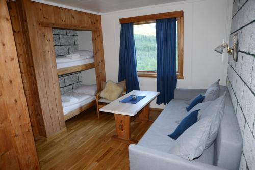 - un salon avec un canapé et une table dans l'établissement Voss Lodge Rongastovo, à Vossevangen
