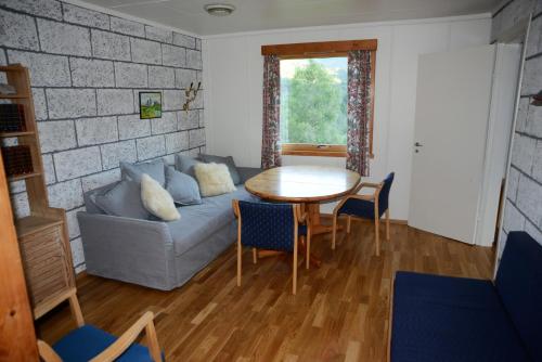 - un salon avec un canapé et une table dans l'établissement Voss Lodge Rongastovo, à Vossevangen