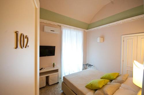 a bedroom with a television and a bed at Suite Barocca in Noto