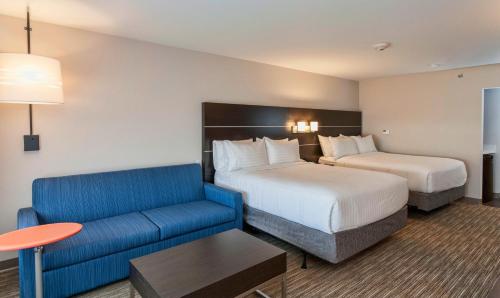 เตียงในห้องที่ Holiday Inn Express & Suites - Dodge City, an IHG Hotel