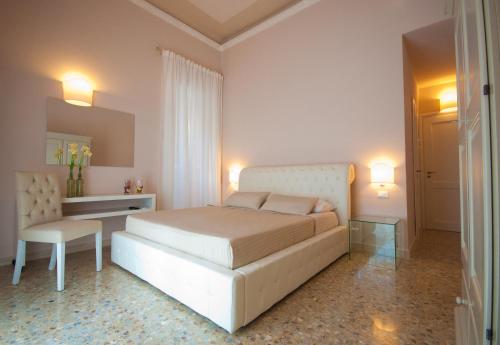 a hotel room with a large bed and two lamps at Suite Barocca in Noto