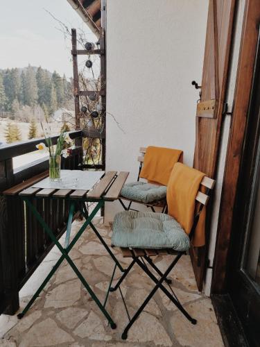 Ein Balkon oder eine Terrasse in der Unterkunft Apartment Tarski konaci