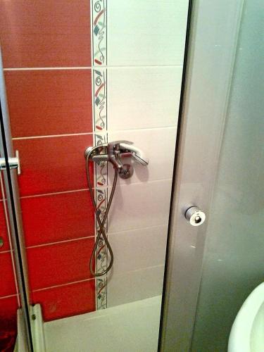 Ein Badezimmer in der Unterkunft Apartment Tarski konaci