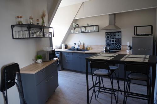 Virtuvė arba virtuvėlė apgyvendinimo įstaigoje Les Mansardes du centre ville ,vue Loire
