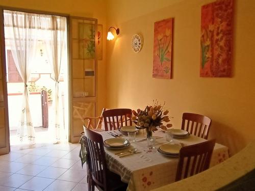 - une salle à manger avec une table et des chaises dans l'établissement Mediterraneo Appartaments, à Lampedusa
